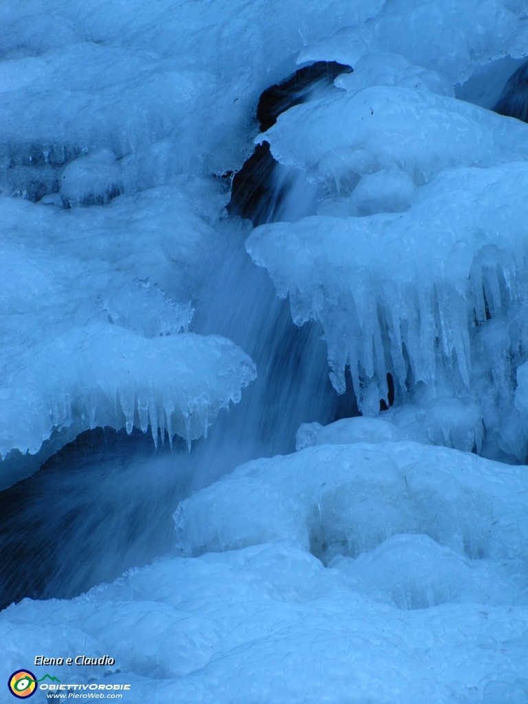 02 L'acqua scorre sotto il ghiaccio.JPG